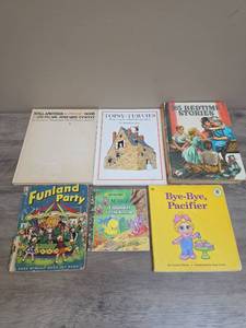 lot 1354 image: Set of childrens books including Vintage bedtime story book