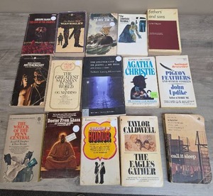 lot 1372 image: Vintage adult paperback books including Agatha Christie and Moby Dick