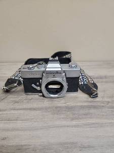 lot 1423 image: Minolta SRT-102 35mm SLR Film Camera Body with Strap
