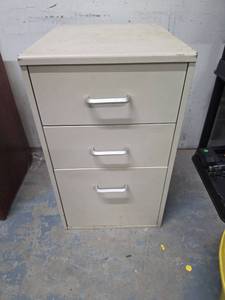 lot 21 image: 3 drawer metal file cabinet - 15W x 18D x 25H