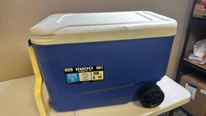 lot 1610 image: Igloo Wheeled Cooler 38 Quart with Handle