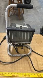 lot 1714 image: 500 Watt Halogen Work Light with Stand