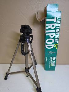 lot 1435 image: MX-1000 Lightweight Camera Tripod with Box