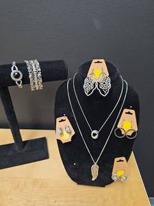 lot 232 image: Silver Tone Fashion Jewelry Collection Set