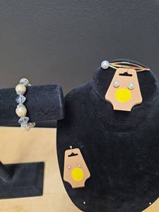 lot 239 image: Pearl and Crystal Jewelry Set with Hair Clip