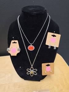 lot 249 image: Silver Tone Jewelry Set including a Daisy Necklace