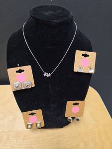 lot 250 image: Fashion Jewelry Set Necklace and Multiple Earring Pairs