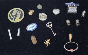 lot 258 image: Mixed Gold-Tone Jewelry Components and Charms Collection