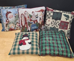 lot 456 image: Christmas Holiday Decorative Throw Pillows