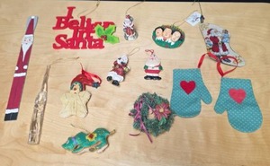 lot 462 image: Christmas Ornament Collection Set-white