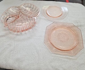 lot 813 image: Pink Depression Glass Serving Dish and Plates Set