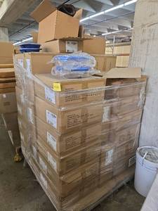 lot 53698 image: Pallet of Blue Glass And Plastic Tupperware, Dirt Collecting Rub, Sofa Covers and More