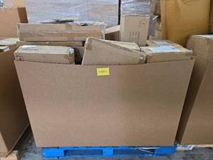 lot 53781 image: Pallet of Mixed Household Items Including Kitchen Wear, Decor, and More