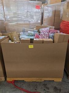 lot 53784 image: Pallet of Mixed Cookware and Kitchen Tupperware and More