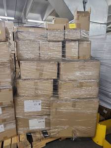 lot 53831 image: Luminara Real Flame-Effect Candles Wholesale Lot