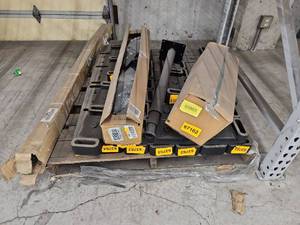 lot 53863 image: Industrial Hydraulic Cylinders with Mounting Hardware