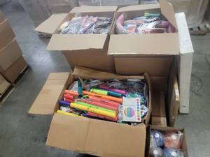 lot 60771 image: Toys and various party supplies