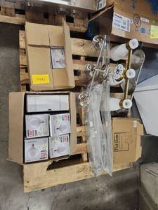 lot 70008 image: Mixed Lighting and Automotive Accessories Lot