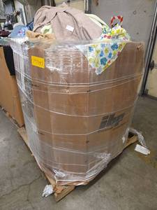 lot 197797 image: Pallet of Various Sizes of Clothing