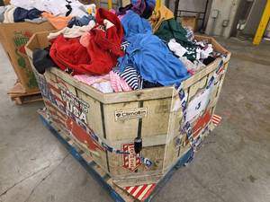 lot 197799 image: Pallet of Various Sizes of Clothing