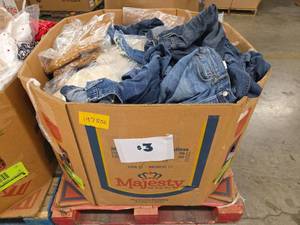 lot 197806 image: Pallet of Various Sizes of Clothing