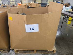 lot 197836 image: Pallet of Various Sizes of Clothing