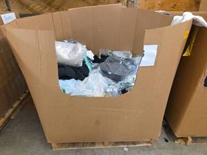 lot 197841 image: Pallet of Various Sizes of Clothing