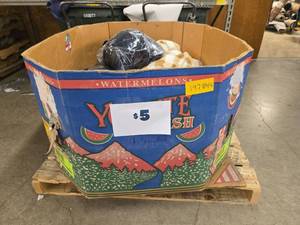 lot 197844 image: Pallet of Various Sizes of Clothing