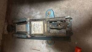 lot 51826 image: Hydraulic Trolley Jack 4000 LBS Capacity Car Lifting Tool - Retail $75