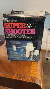 lot 51883 image: Wear-Ever Super Shooter Electric Cookie Canape Candy Maker - Retail $25