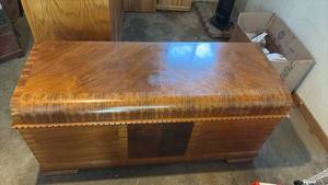 lot 51886 image: Lane Cedar Chest with Inlay Design and Felt-Lined Tray - Retail $150