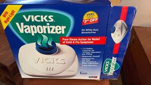 lot 51898 image: Vicks Vaporizer 1.5 Gallon Steam Humidifier - Retail $25