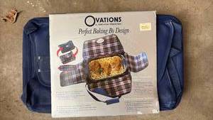lot 51925 image: Ovations Perfect Baking By Design Insulated Casserole Carrier - Retail $15
