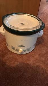 lot 51992 image: Rival Crock-Pot Slow Cooker with Glass Lid - Retail $25