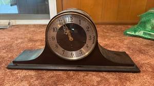 lot 51998 image: Elgin Mantel Clock with Chiming Movement - Retail $75