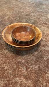 lot 52000 image: Wooden Bowl Set with Large Serving Bowl and Small Individual Bowls - Retail $25