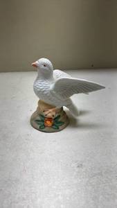 lot 608 image: White Porcelain Dove Bird Figurine