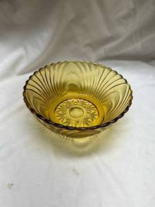 lot 623 image: Amber Glass Scalloped Serving Bowl