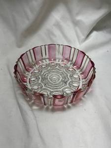 lot 624 image: Pink and Clear Glass Decorative Bowl