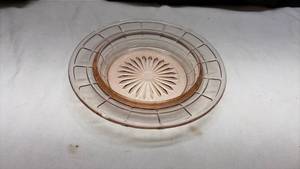 lot 637 image: Pink Depression Glass Ashtray with Ribbed Design