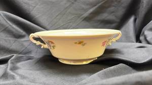 lot 642 image: Aberdeen China Floral Pattern Bowl with Gold Trim