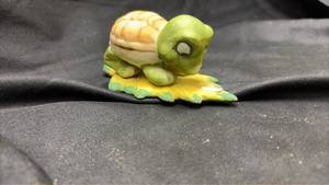 lot 687 image: Ceramic Turtle on leaf Figurine