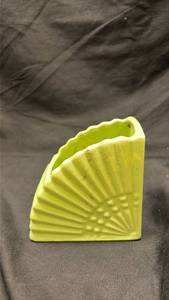 lot 688 image: Green Ceramic Shell-Shaped Fan Decorative Vase