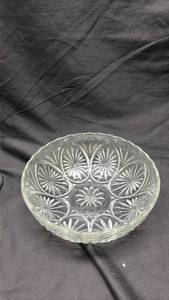 lot 693 image: Crystal Cut Glass Serving Bowl with Star Pattern - Neodymium Glow