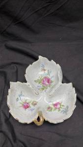 lot 695 image: Hand-Painted Porcelain Three-Leaf Clover Divided Dish with Gold Trim