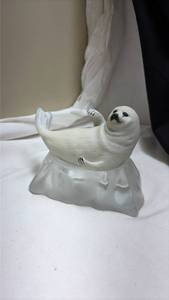 lot 728 image: Franklin Mint Snow Pup Seal Figurine by Roslyn A. Laine