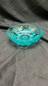 lot 747 image: Turquoise Pressed Glass Starburst Pattern Serving Bowl