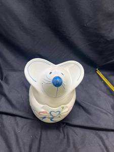 lot 752 image: Ceramic Mouse-Shaped Cookie Jar with Lid - Cracked