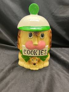 lot 763 image: Ceramic Lion Cookie Jar with Lid
