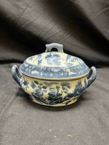 lot 774 image: Blue and White Porcelain Covered Serving Dish with Asian Motifs